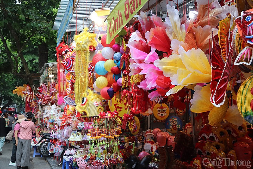 Hà Nội: Phố hàng Mã khoe sắc đỏ, tất bật đón Trung Thu sớm