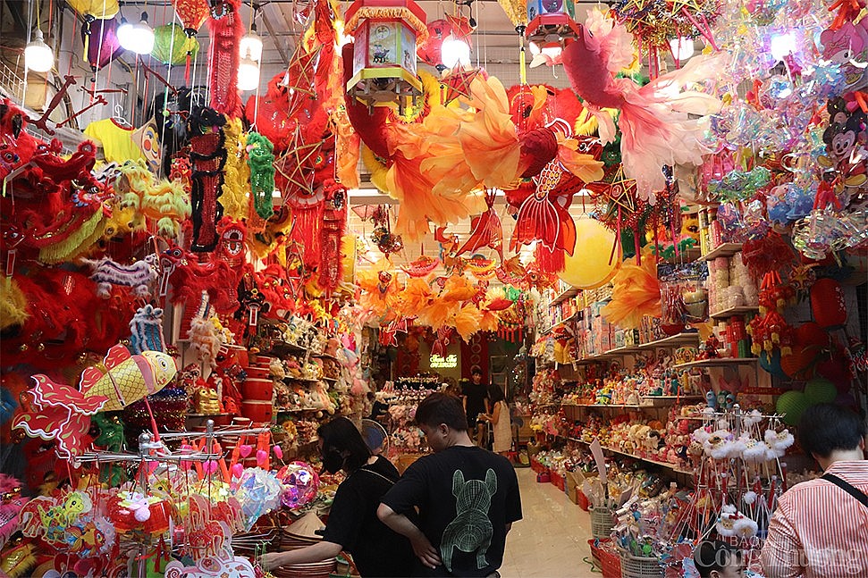 Hà Nội: Phố hàng Mã khoe sắc đỏ, tất bật đón Trung Thu sớm