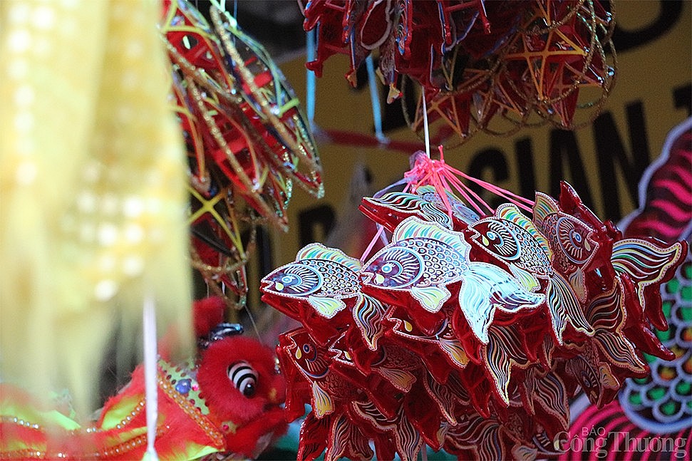 Hà Nội: Phố hàng Mã khoe sắc đỏ, tất bật đón Trung Thu sớm