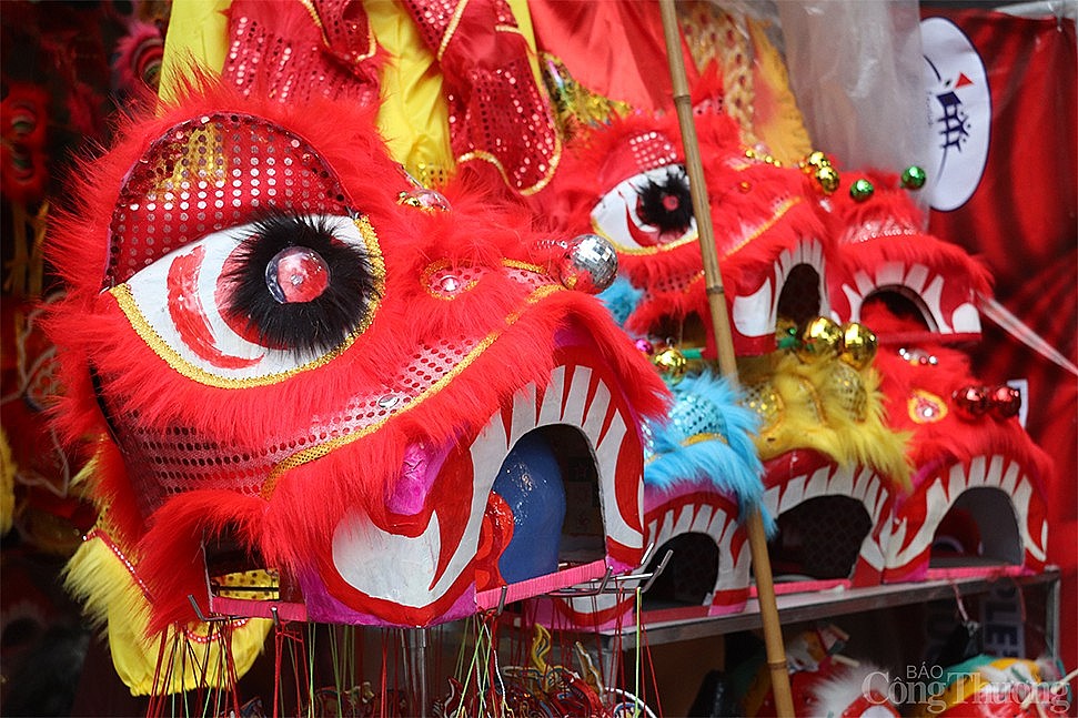 Hà Nội: Phố hàng Mã khoe sắc đỏ, tất bật đón Trung Thu sớm