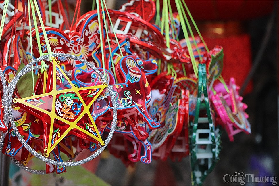 Hà Nội: Phố hàng Mã khoe sắc đỏ, tất bật đón Trung Thu sớm