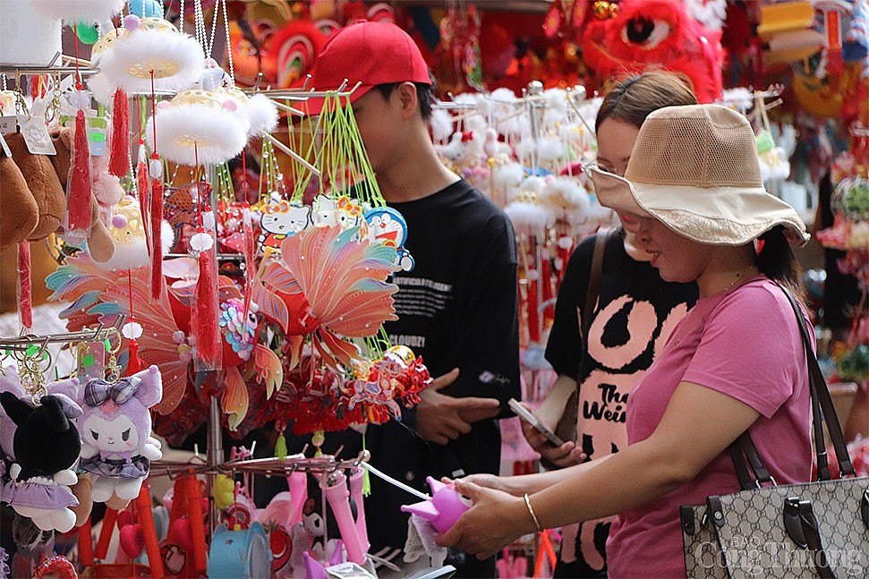 Hà Nội: Phố hàng Mã khoe sắc đỏ, tất bật đón Trung Thu sớm