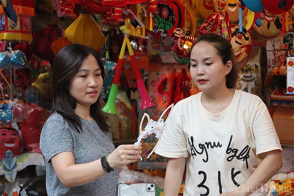 Hà Nội: Phố hàng Mã khoe sắc đỏ, tất bật đón Trung Thu sớm