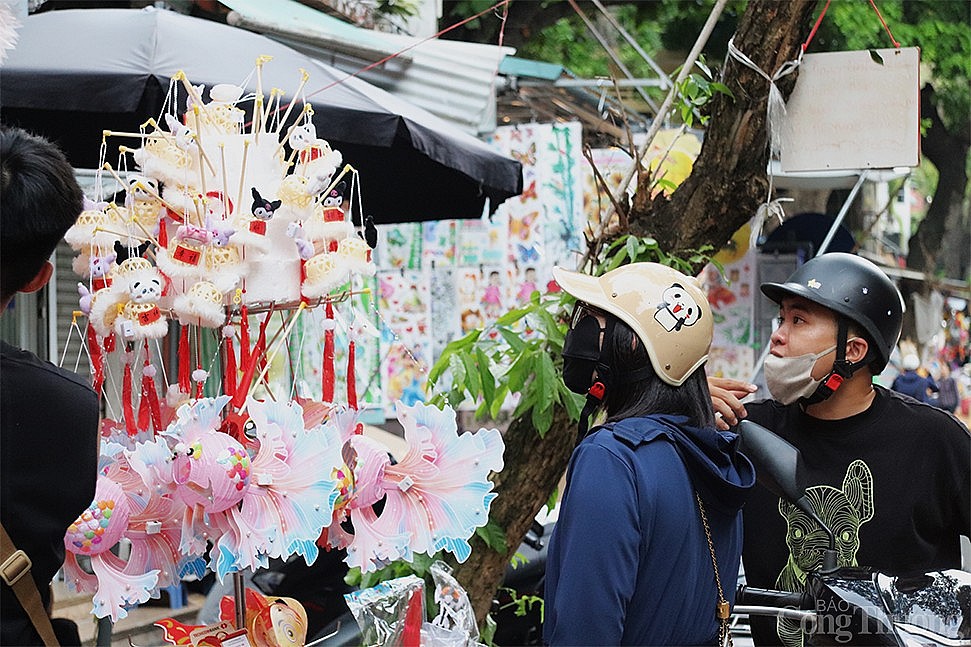 Hà Nội: Phố hàng Mã khoe sắc đỏ, tất bật đón Trung Thu sớm