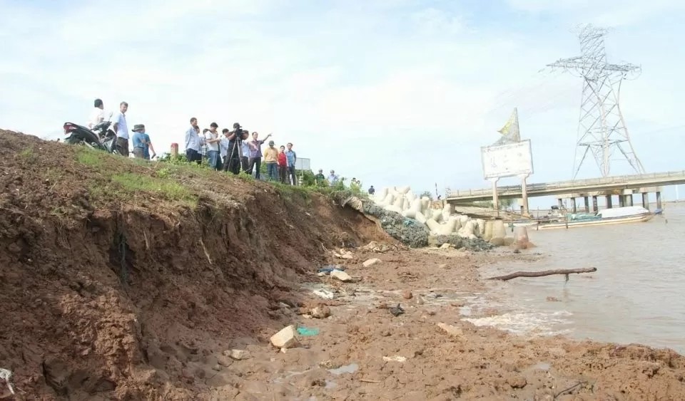 Tỉnh Bạc Liêu công bố tình huống khẩn cấp sạt lở đê biển Đông (Ảnh BLO). Tỉnh Bạc Liêu công bố tình huống khẩn cấp sạt lở đê biển Đông (Ảnh BLO).