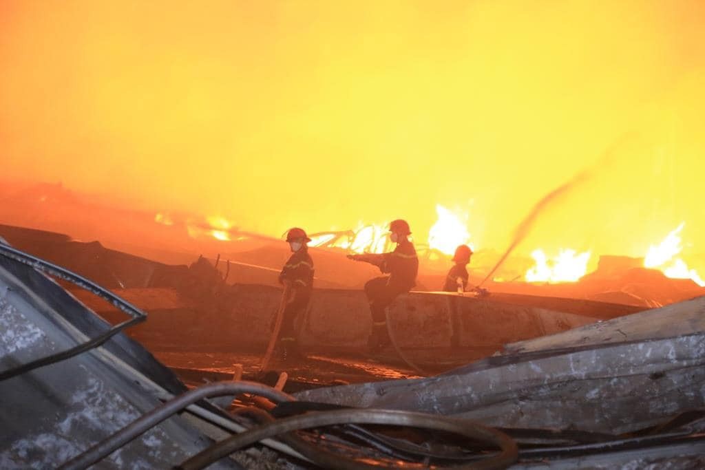 Đồng Nai: Cháy lớn tại kho của Công ty TNHH Shing Mark Vina trong đêm Đồng Nai: Cháy lớn tại kho của Công ty TNHH Shing Mark Vina trong đêm