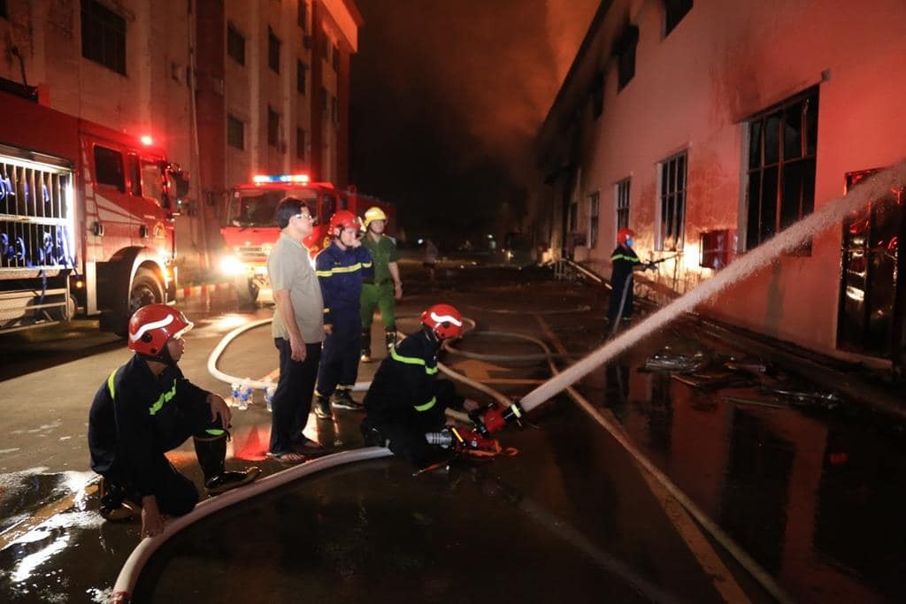 Đồng Nai: Cháy lớn tại kho của Công ty TNHH Shing Mark Vina trong đêm Đồng Nai: Cháy lớn tại kho của Công ty TNHH Shing Mark Vina trong đêm