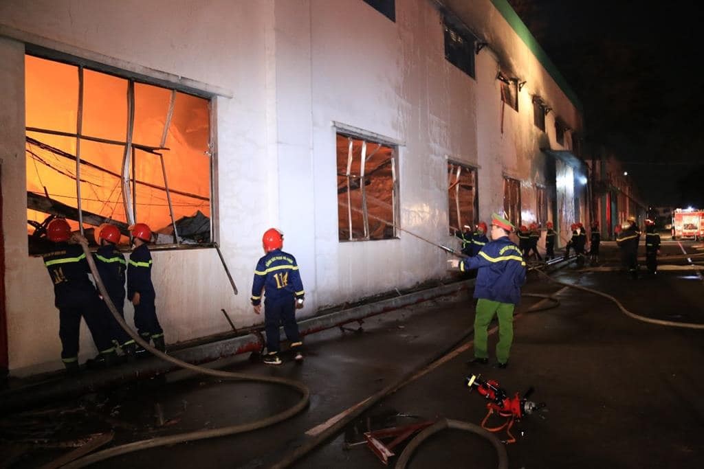 Đồng Nai: Cháy lớn tại kho của Công ty TNHH Shing Mark Vina trong đêm Đồng Nai: Cháy lớn tại kho của Công ty TNHH Shing Mark Vina trong đêm