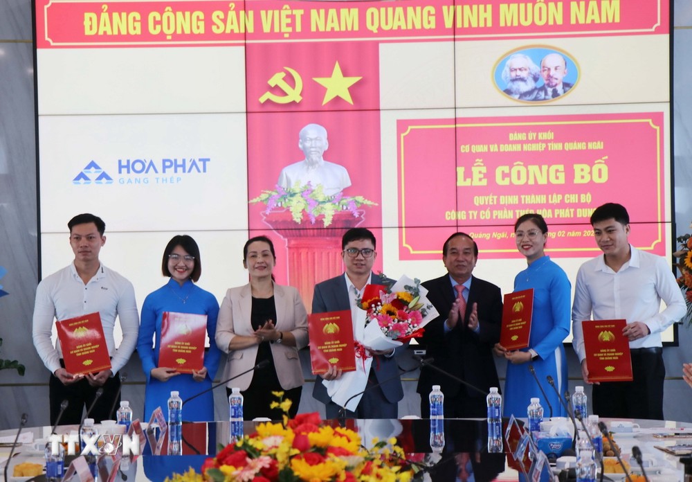 Lãnh đạo Tỉnh ủy Quảng Ngãi trao quyết định thành lập Chi bộ Công ty Cổ phần Thép Hòa Phát Dung Quất tháng 2/2024. (Ảnh: Phạm Cường/TTXVN) ttxvn_phat trien dang 2.jpg