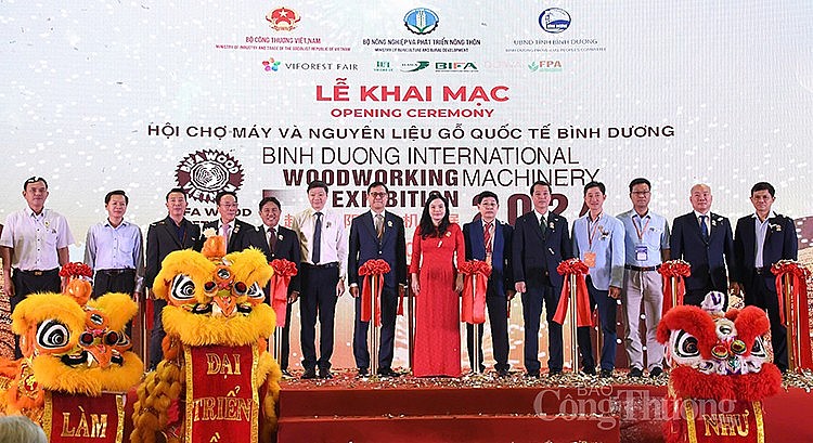 Các đại biểu cắt băng khai mạc Hội chợ Các đại biểu cắt băng khai mạc Hội chợ