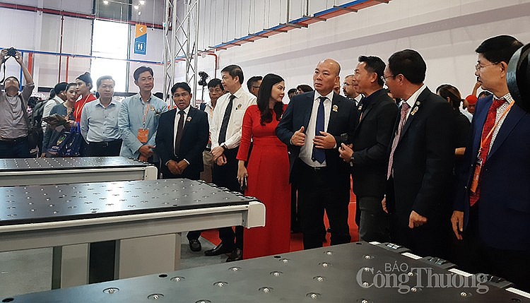 Các đại biểu đi tham quan gian hàng tại Hội chợ Các đại biểu đi tham quan gian hàng tại Hội chợ