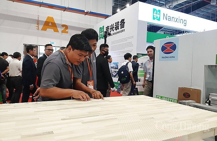 Dự kiến hội chợ năm nay sẽ đón tiếp trên 6.000 khách tham quan đến từ các quốc gia và vùng lãnh thổ trên thế giới và Việt Nam. Dự kiến hội chợ năm nay sẽ đón tiếp trên 6.000 khách tham quan đến từ các quốc gia và vùng lãnh thổ trên thế giới và Việt Nam.