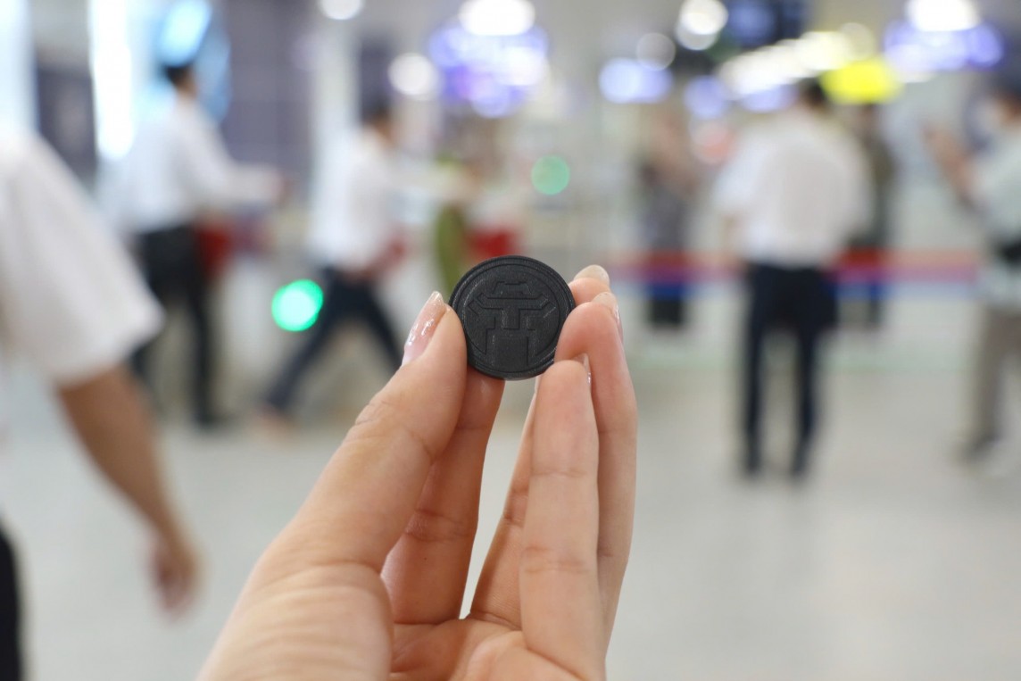 Người dân Hà Nội hứng khởi đi tàu metro Nhổn - ga Hà Nội Người dân Hà Nội hứng khởi đi tàu metro Nhổn - ga Hà Nội