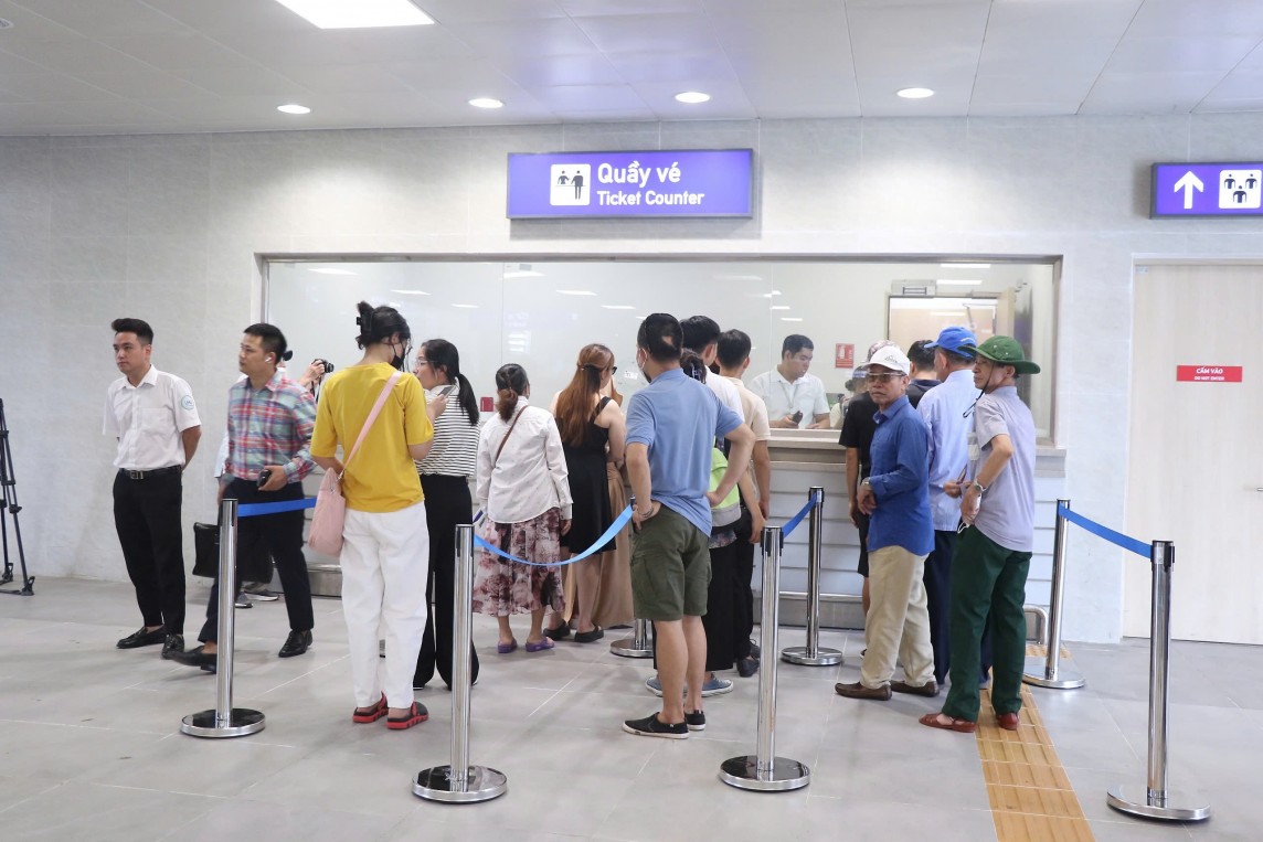 Người dân Hà Nội hứng khởi đi tàu metro Nhổn - ga Hà Nội Người dân Hà Nội hứng khởi đi tàu metro Nhổn - ga Hà Nội