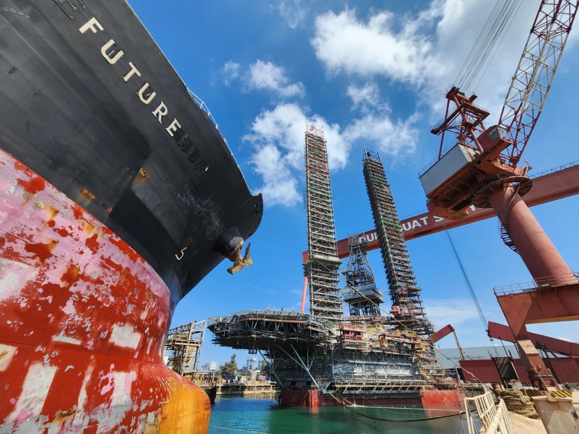 Hoạt động sản xuất kinh doanh nhà máy đóng tàu Dung Quất đã có khởi sắc Hoạt động sản xuất kinh doanh nhà máy đóng tàu Dung Quất đã có khởi sắc