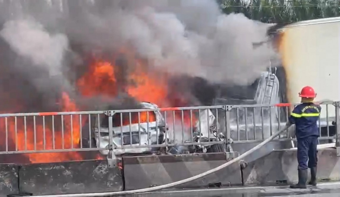 TP. Hồ Chí Minh: Gần chục ô tô tông nhau ở cầu Phú Mỹ, 2 xe bốc cháy TP. Hồ Chí Minh: Gần chục ô tô tông nhau ở cầu Phú Mỹ, 2 xe bốc cháy