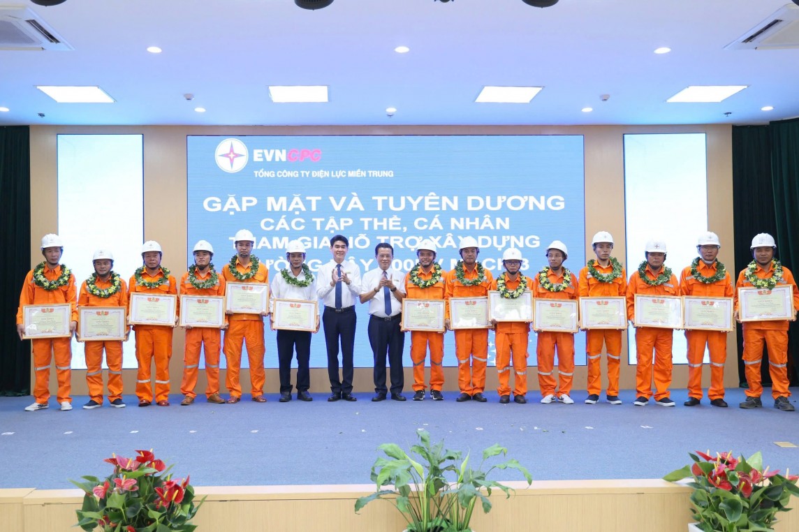 EVNCPC khen thưởng 47 tập thể và cá nhân xuất sắc tham gia thi công đường dây 500kV mạch 3 EVNCPC khen thưởng 47 tập thể và cá nhân xuất sắc tham gia thi công đường dây 500kV mạch 3