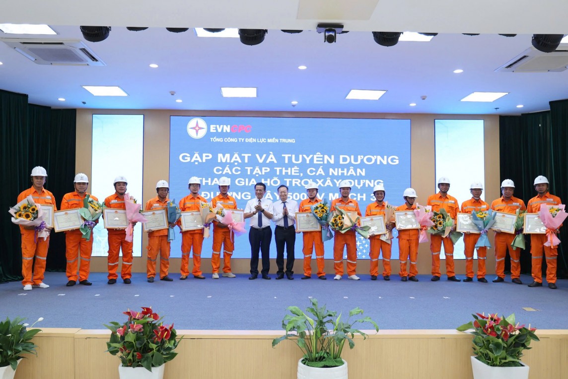EVNCPC khen thưởng 47 tập thể và cá nhân xuất sắc tham gia thi công đường dây 500kV mạch 3 EVNCPC khen thưởng 47 tập thể và cá nhân xuất sắc tham gia thi công đường dây 500kV mạch 3