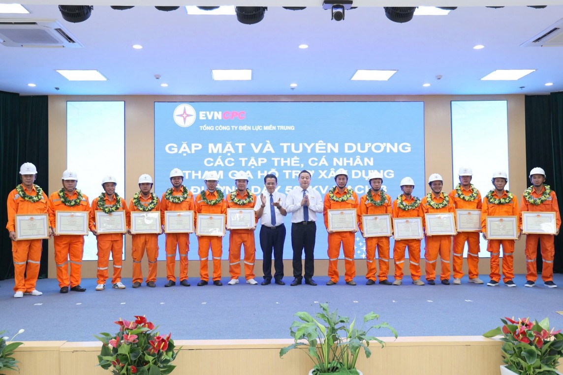 EVNCPC khen thưởng 47 tập thể và cá nhân xuất sắc tham gia thi công đường dây 500kV mạch 3 EVNCPC khen thưởng 47 tập thể và cá nhân xuất sắc tham gia thi công đường dây 500kV mạch 3