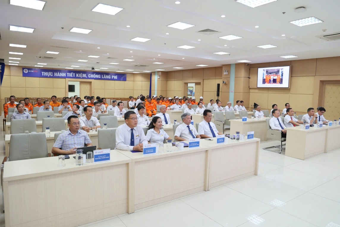EVNCPC khen thưởng 47 tập thể và cá nhân xuất sắc tham gia thi công đường dây 500kV mạch 3 EVNCPC khen thưởng 47 tập thể và cá nhân xuất sắc tham gia thi công đường dây 500kV mạch 3
