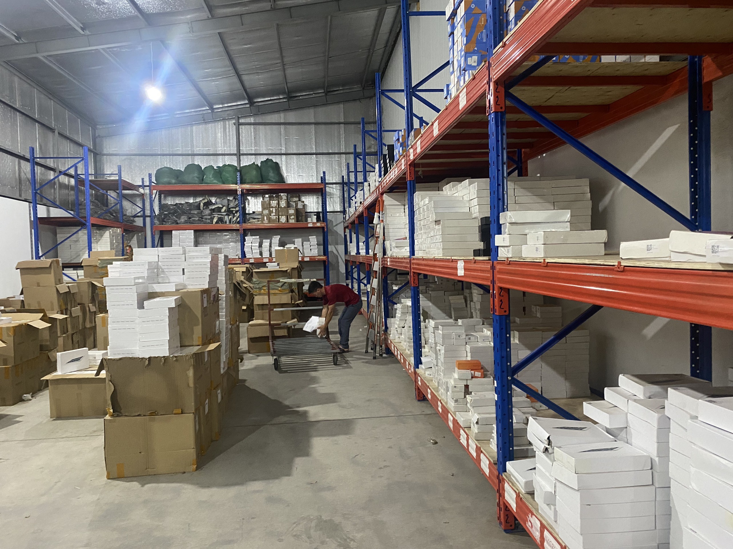 Chống hàng giả trên thương mại điện tử: Xây dựng đội ngũ chuyên trách, giỏi chuyên môn nghiệp vụ Chống hàng giả trên thương mại điện tử: Xây dựng đội ngũ chuyên trách, giỏi chuyên môn nghiệp vụ