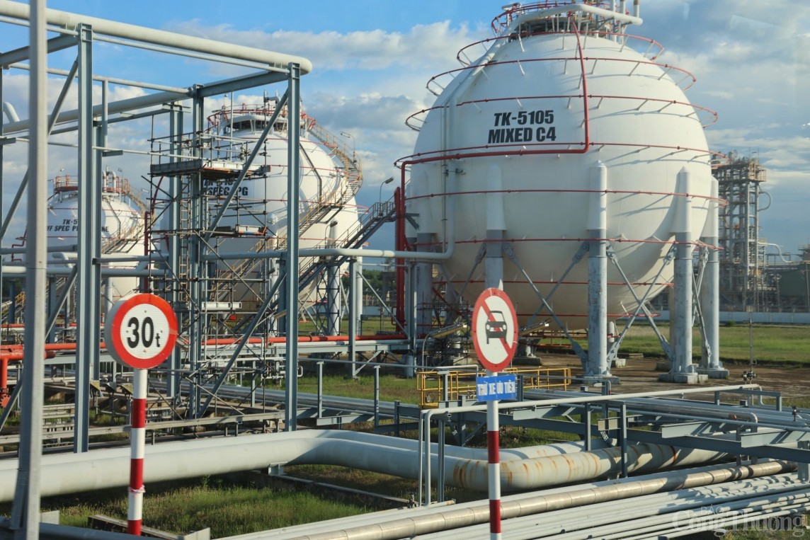 Bộ trưởng Nguyễn Hồng Diên thị sát Nhà máy lọc dầu Dung Quất