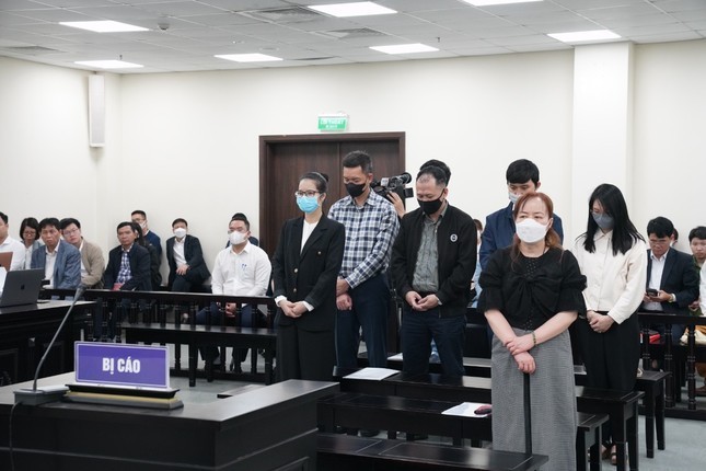 Bị cáo Nguyễn Thị Loan cùng đồng phạm tại tòa. Bị cáo Nguyễn Thị Loan cùng đồng phạm tại tòa.