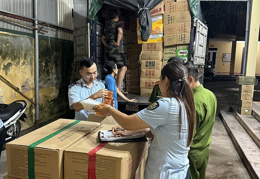 Bắc Giang: Xử phạt lái xe vận chuyển số lượng lớn thực phẩm nhập lậu Bắc Giang: Xử phạt lái xe vận chuyển số lượng lớn thực phẩm nhập lậu