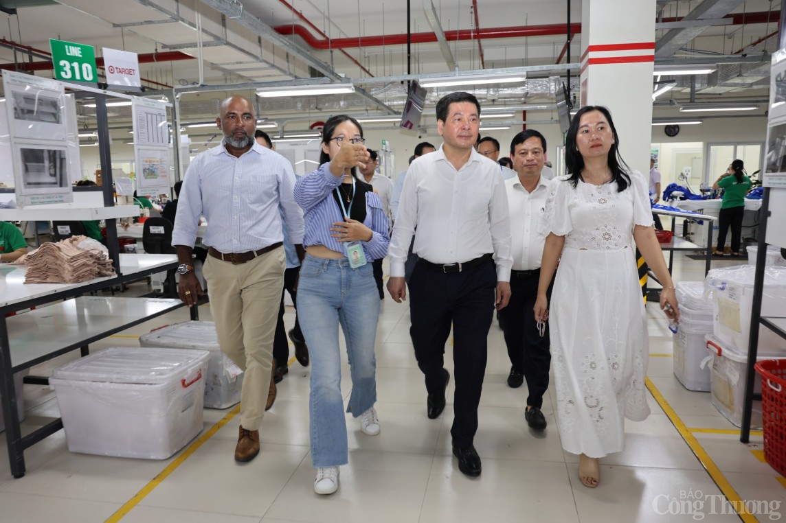 Bộ trưởng Nguyễn Hồng Diên thị sát công ty may DELTA GALIL Bình Định Bộ trưởng Nguyễn Hồng Diên thị sát công ty may DELTA GALIL Bình Định