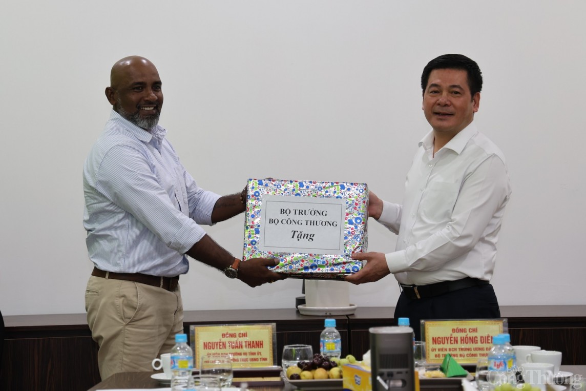 Bộ trưởng Nguyễn Hồng Diên thị sát công ty may DELTA GALIL Bình Định Bộ trưởng Nguyễn Hồng Diên thị sát công ty may DELTA GALIL Bình Định