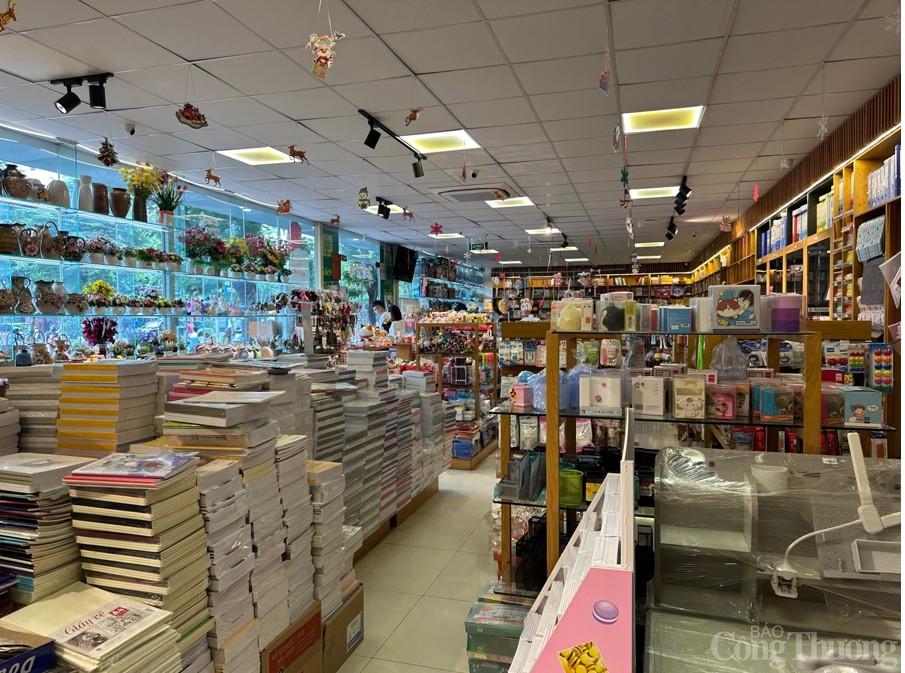 Nhà sách Tại Sách với quy mô lớn. Nhà sách Tại Sách với quy mô lớn.