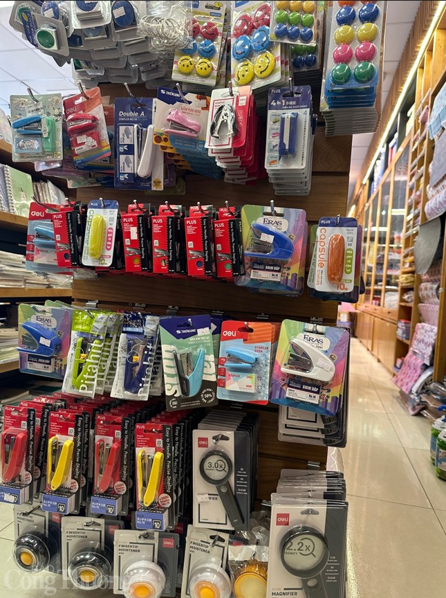 Compa, eke, thước kẻ, kẹp bấm giấy, kính lúp,… cũng chỉ có chữ nước ngoài mà không có nhãn phụ tiếng Việt theo quy định của pháp luật Compa, eke, thước kẻ, kẹp bấm giấy, kính lúp,… cũng chỉ có chữ nước ngoài mà không có nhãn phụ tiếng Việt theo quy định của pháp luật