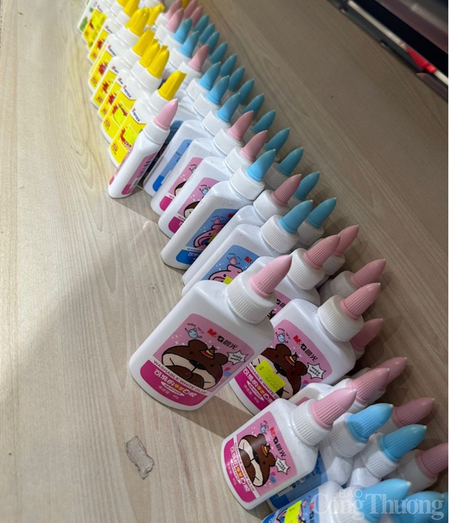 Một số sản phẩm văn phòng phẩm tại nhà sách Việt Á chưa đảm bảo yêu cầu vê nhãn hàng hoá theo quy định. Một số sản phẩm văn phòng phẩm tại nhà sách Việt Á chưa đảm bảo yêu cầu vê nhãn hàng hoá theo quy định.