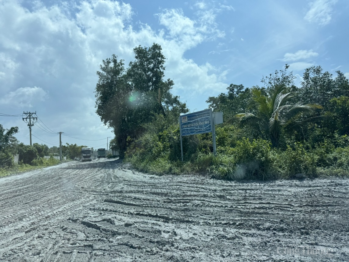 Đoạn đường dân sinh bị xuống cấp nghiêm trọng (Ảnh Ngân Nga). Đoạn đường dân sinh bị xuống cấp nghiêm trọng (Ảnh Ngân Nga).