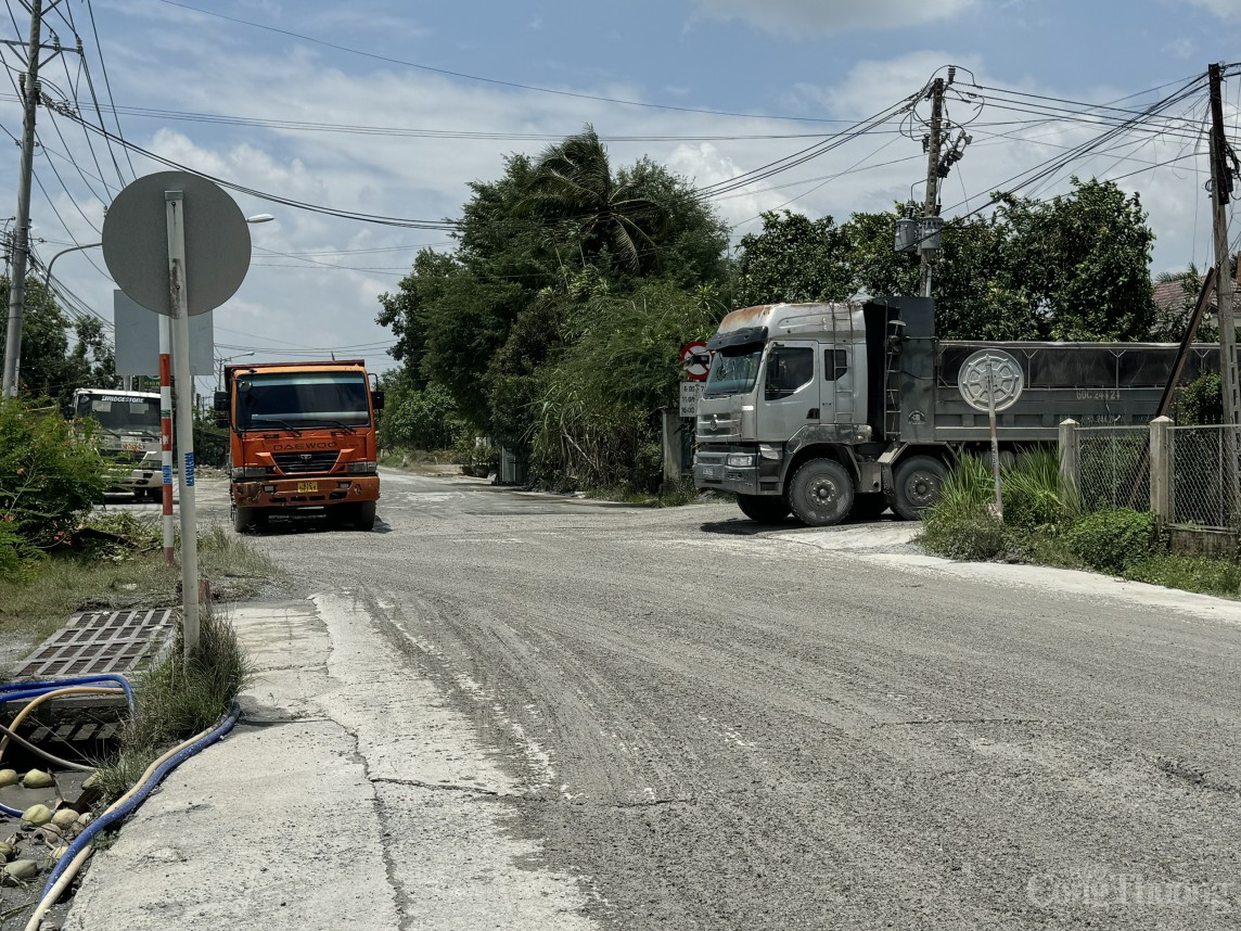 Các xe vận chuyển trọng tải lớn chạy trong khu dân cư (Ảnh Ngân Nga). Các xe vận chuyển trọng tải lớn chạy trong khu dân cư (Ảnh Ngân Nga).