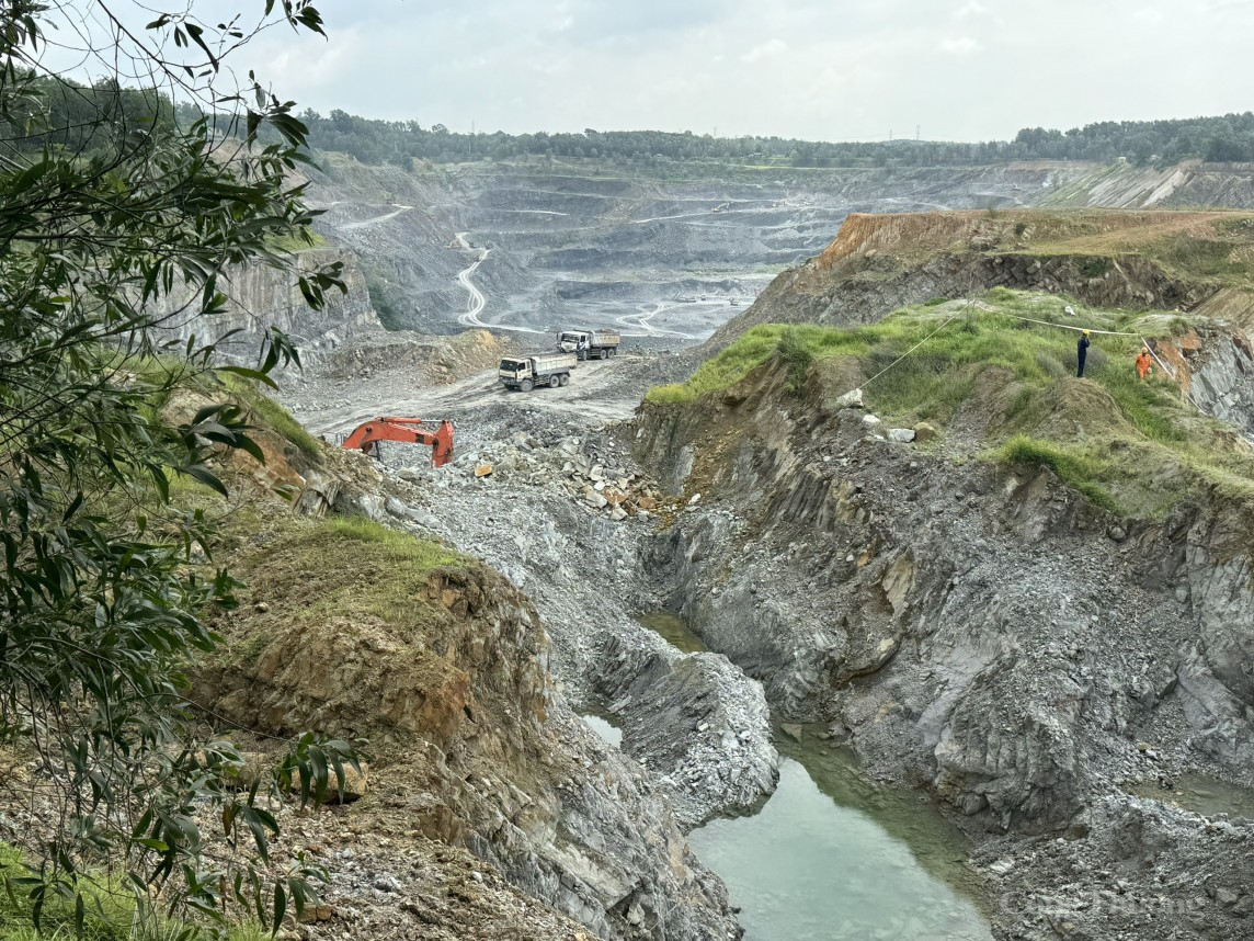 Người dân nơm nớp lo sợ vì đá bay từ nổ mìn tại mỏ đá Tân Mỹ và Miền Đông (Ngân Nga). Người dân nơm nớp lo sợ vì đá bay từ nổ mìn tại mỏ đá Tân Mỹ và Miền Đông (Ngân Nga).
