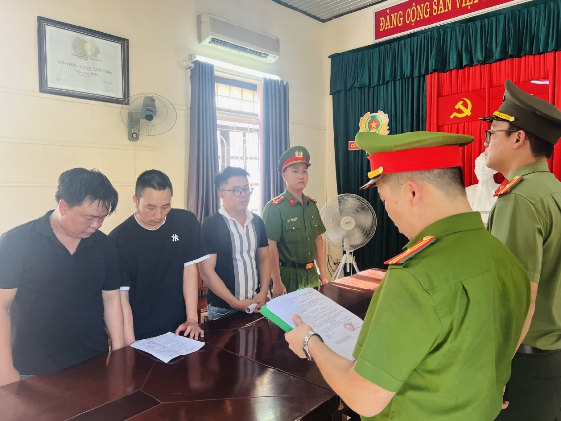 Thừa Thiên Huế: Bắt 3 đối tượng làm giả chứng minh nhân dân lập tài khoản ngân hàng bán kiếm tiền