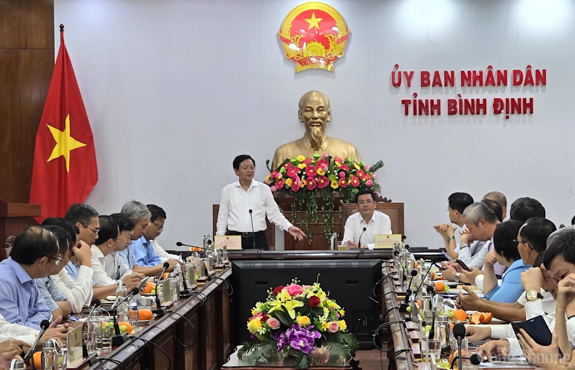 Bí thư Tỉnh ủy Bình Định Hồ Quốc Dũng phát biểu tại buổi làm việc Bí thư Tỉnh ủy Bình Định Hồ Quốc Dũng phát biểu tại buổi làm việc