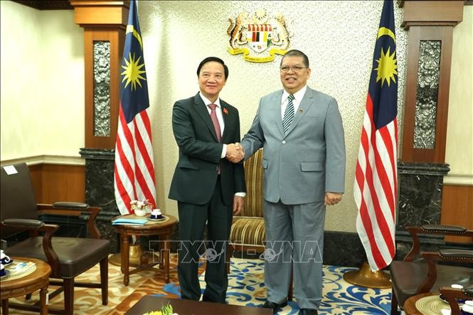 Phó Chủ tịch Quốc hội Nguyễn Khắc Định đã chào Chủ tịch Hạ viện Malaysia Tan Sri Dato’ Johari Bin Abdul Phó Chủ tịch Quốc hội Nguyễn Khắc Định đã chào Chủ tịch Hạ viện Malaysia Tan Sri Dato’ Johari Bin Abdul