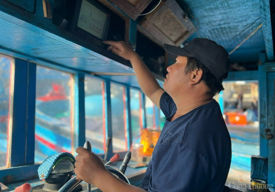 Hơn 98% tàu cá từ 15 mét trở lên tại khu vực miền Trung đã lắp đặt thiết bị giám sát hành trình Hơn 98% tàu cá từ 15 mét trở lên tại khu vực miền Trung đã lắp đặt thiết bị giám sát hành trình