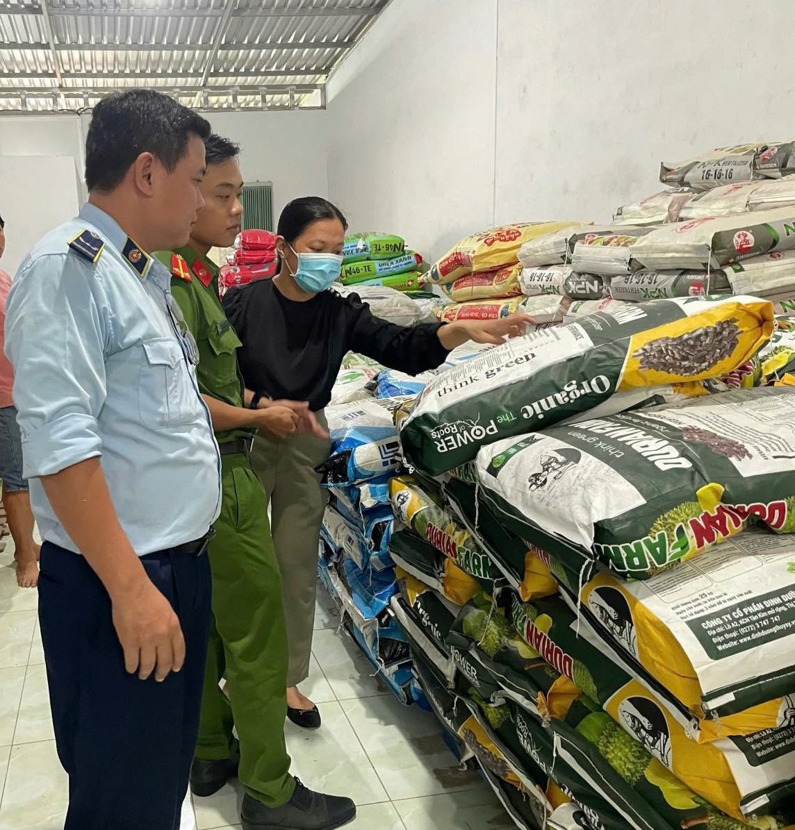 Lực lượng Quản lý thị trường TP. Cần Thơ kiểm tra mặt hàng phân bón trên địa bàn (Ảnh QLTT TP. Cần Thơ). Lực lượng Quản lý thị trường TP. Cần Thơ kiểm tra mặt hàng phân bón trên địa bàn (Ảnh QLTT TP. Cần Thơ).