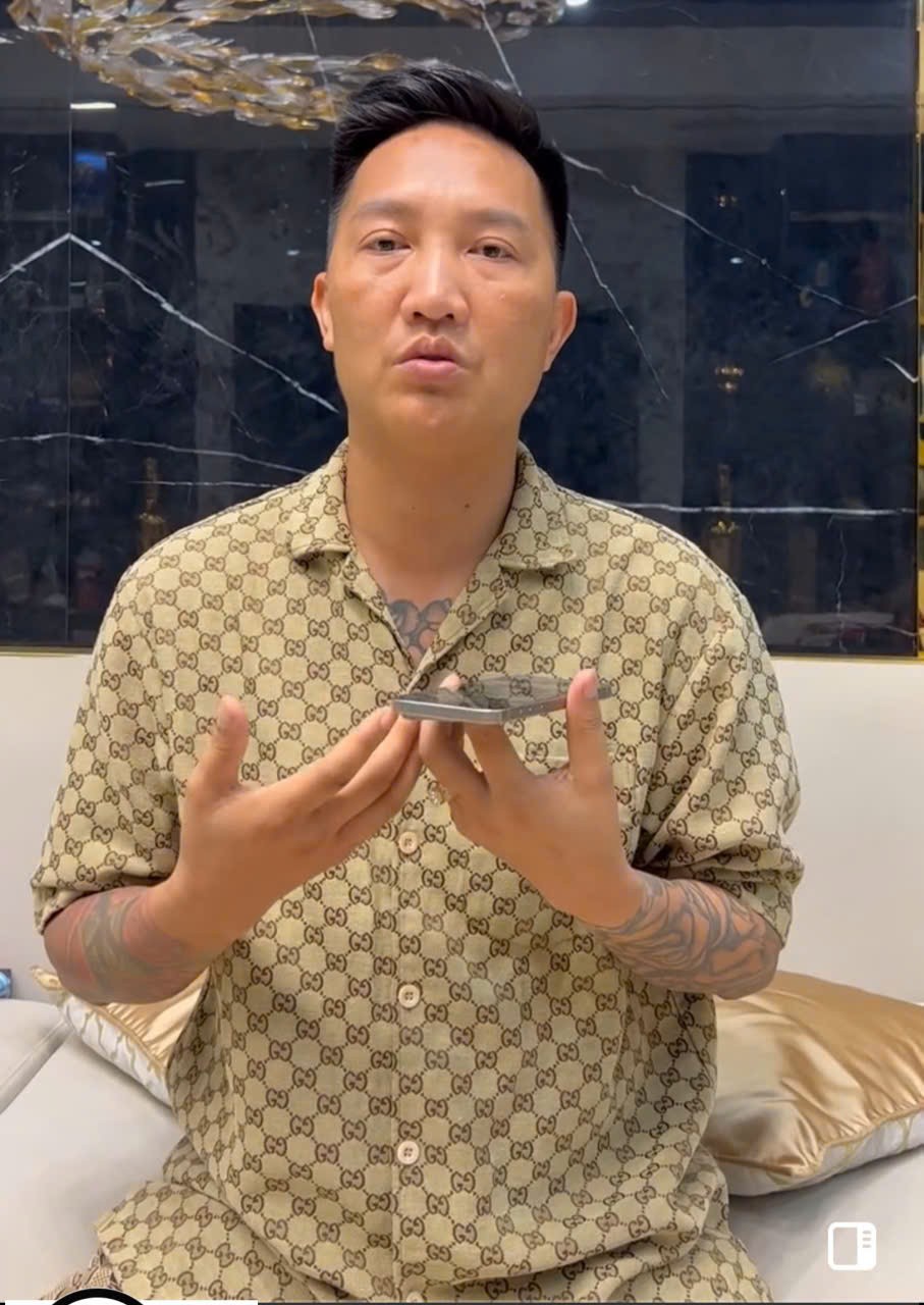 CSGT nói về tranh chấp biển số 'vip' giữa Huấn Hoa Hồng và đại gia Bắc Kạn CSGT nói về tranh chấp biển số 'vip' giữa Huấn Hoa Hồng và đại gia Bắc Kạn