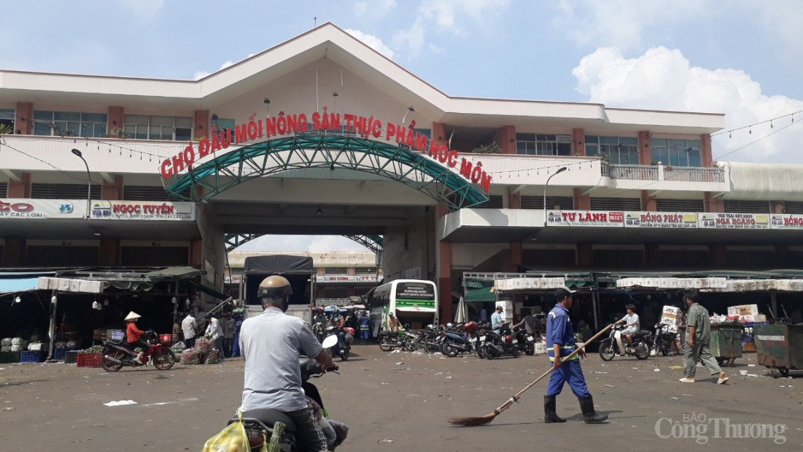 TP. Hồ Chí Minh: Vì sao khó dẹp các điểm kinh doanh tự phát bên ngoài Chợ đầu mối Hóc Môn? TP. Hồ Chí Minh: Vì sao khó dẹp các điểm kinh doanh tự phát bên ngoài Chợ đầu mối Hóc Môn?
