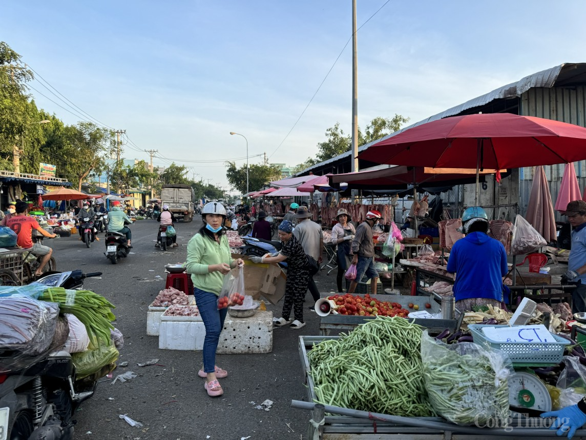 Việc xử lý các điểm bán hàng tự phát xung quan chợ đầu mối đang gặp nhiều khó khăn (Ảnh Ngân Nga). TP. Hồ Chí Minh Việc xử lý các điểm bán hàng tự phát xung quan chợ đầu mối đang gặp nhiều khó khăn (Ảnh Ngân Nga).