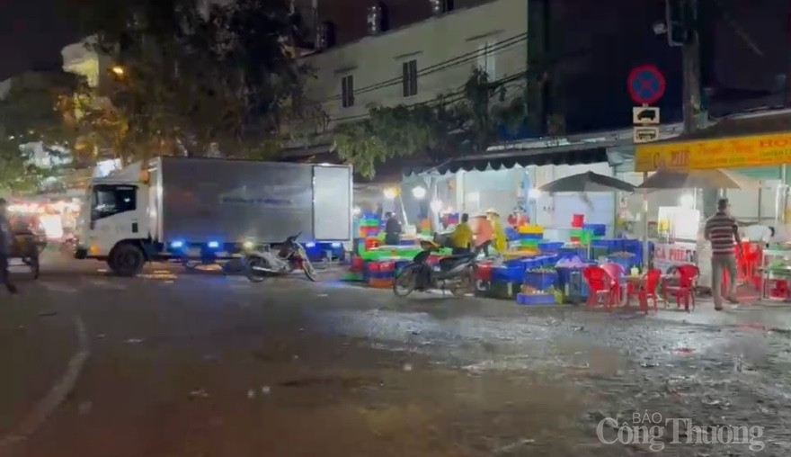 xe tải hạ hàng ngay trước mặt có biển cấm xe tải dừng đậu (Ảnh Ngân Nga). TP. Hồ Chí Minh xe tải hạ hàng ngay trước mặt có biển cấm xe tải dừng đậu (Ảnh Ngân Nga).