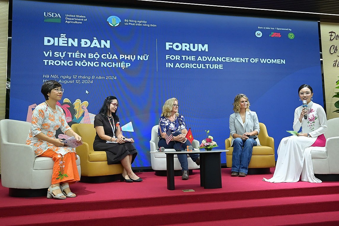 Hai nữ nông dân Hoa Kỳ Jennifer Schmidt và Jaclyn Wilson trong buổi tọa đàm thuộc khuôn khổ Diễn đàn