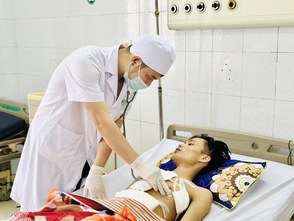 cứu sống thanh niên tai nạn giao thông cứu sống thanh niên tai nạn giao thông