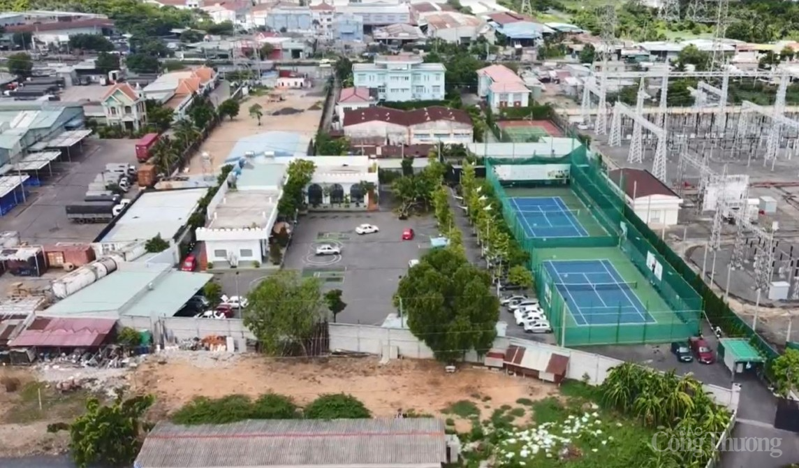 Trung Tâm Lái xe Trường Vinh được cấp Giấy Chứng nhận quyền sử dụng đất với sơ đồ là đất trống. Ảnh: Ngân Nga Trung Tâm Lái xe Trường Vinh được cấp Giấy Chứng nhận quyền sử dụng đất với sơ đồ là đất trống. Ảnh: Ngân Nga