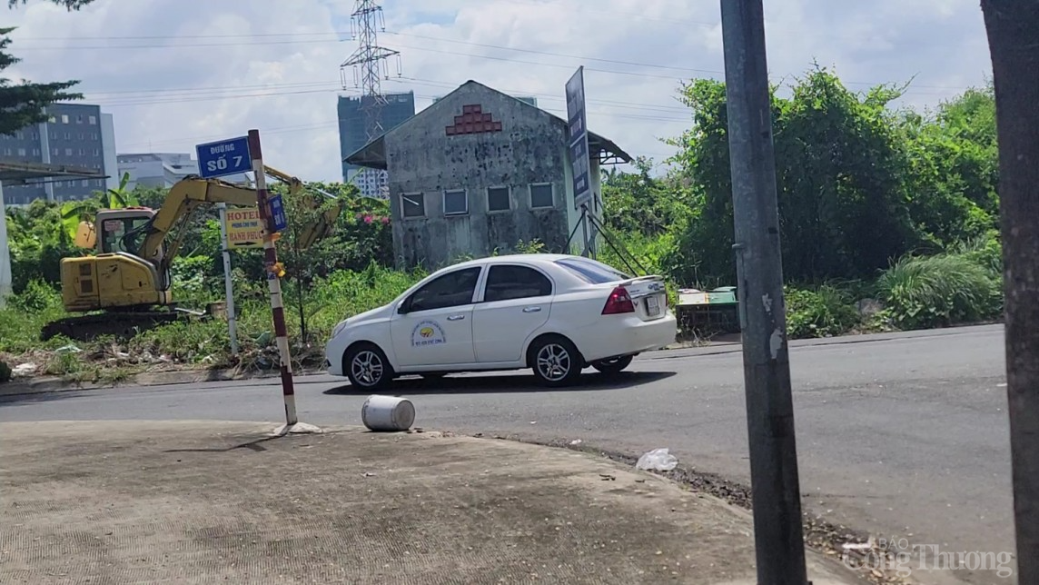 Mặc dù có sự 'nhắc nhở' của cơ quan chức năng nhưng nhưng Trung tâm Lái xe Trường Vinh vẫn tiếp tục hoạt động. Ảnh Ngân Nga Mặc dù có sự 'nhắc nhở' của cơ quan chức năng nhưng nhưng Trung tâm Lái xe Trường Vinh vẫn tiếp tục hoạt động. Ảnh Ngân Nga