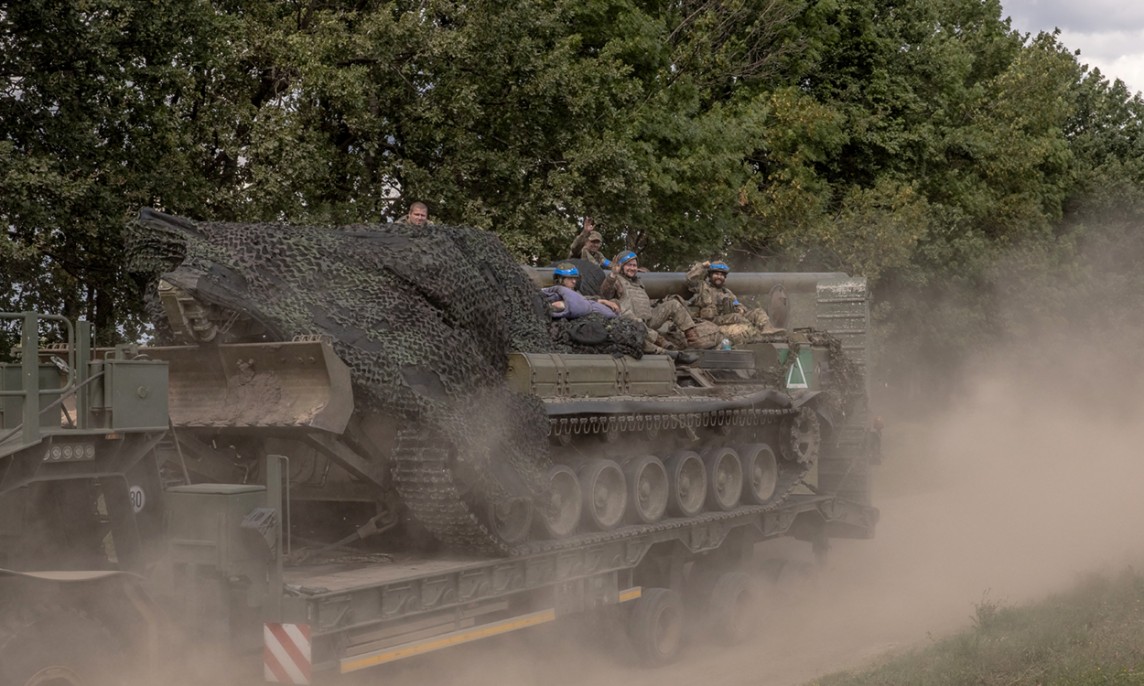 Xe tải quân sự Ukraine chở pháo tự hành 2S7 Pion cùng binh sĩ ở tỉnh Sumy giáp biên giới Nga ngày 11/8 (Ảnh: AFP) Xe tải quân sự Ukraine chở pháo tự hành 2S7 Pion cùng binh sĩ ở tỉnh Sumy giáp biên giới Nga ngày 11/8 (Ảnh: AFP)